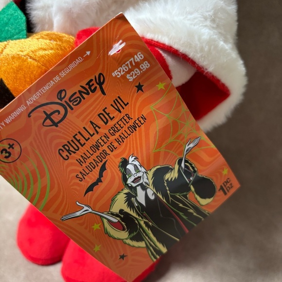 Disney Halloween 18 in Villains Cruella De Vil with Jack O Lantern Porch Greeter - Picture 3 of 6